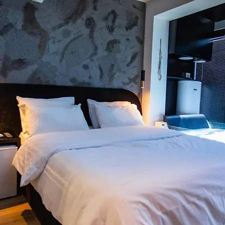 Modern By The Bubbles Hotel *