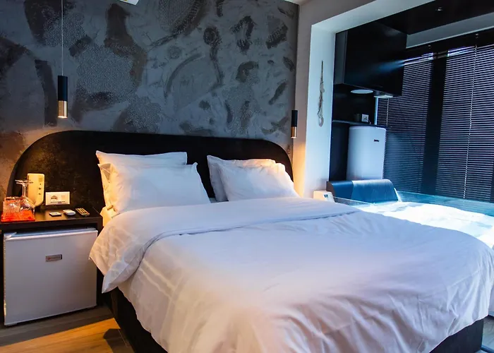 Modern By The Bubbles Hotel *