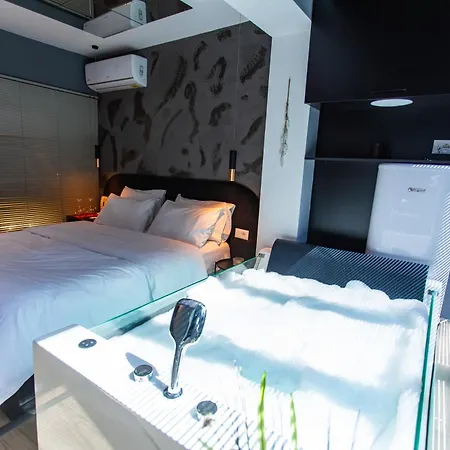 Modern By The Bubbles Hotel *