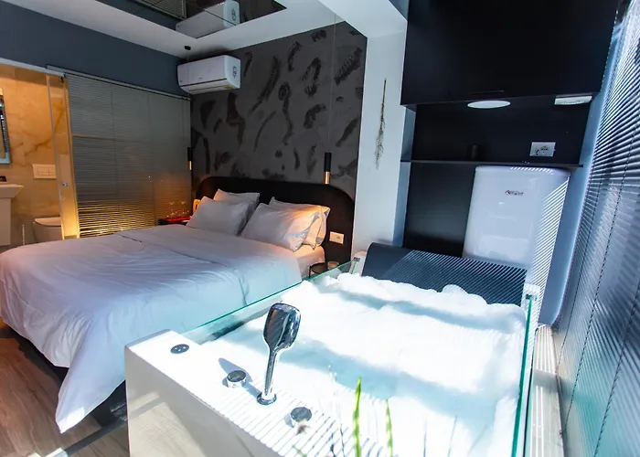 Modern By The Bubbles Hotel *